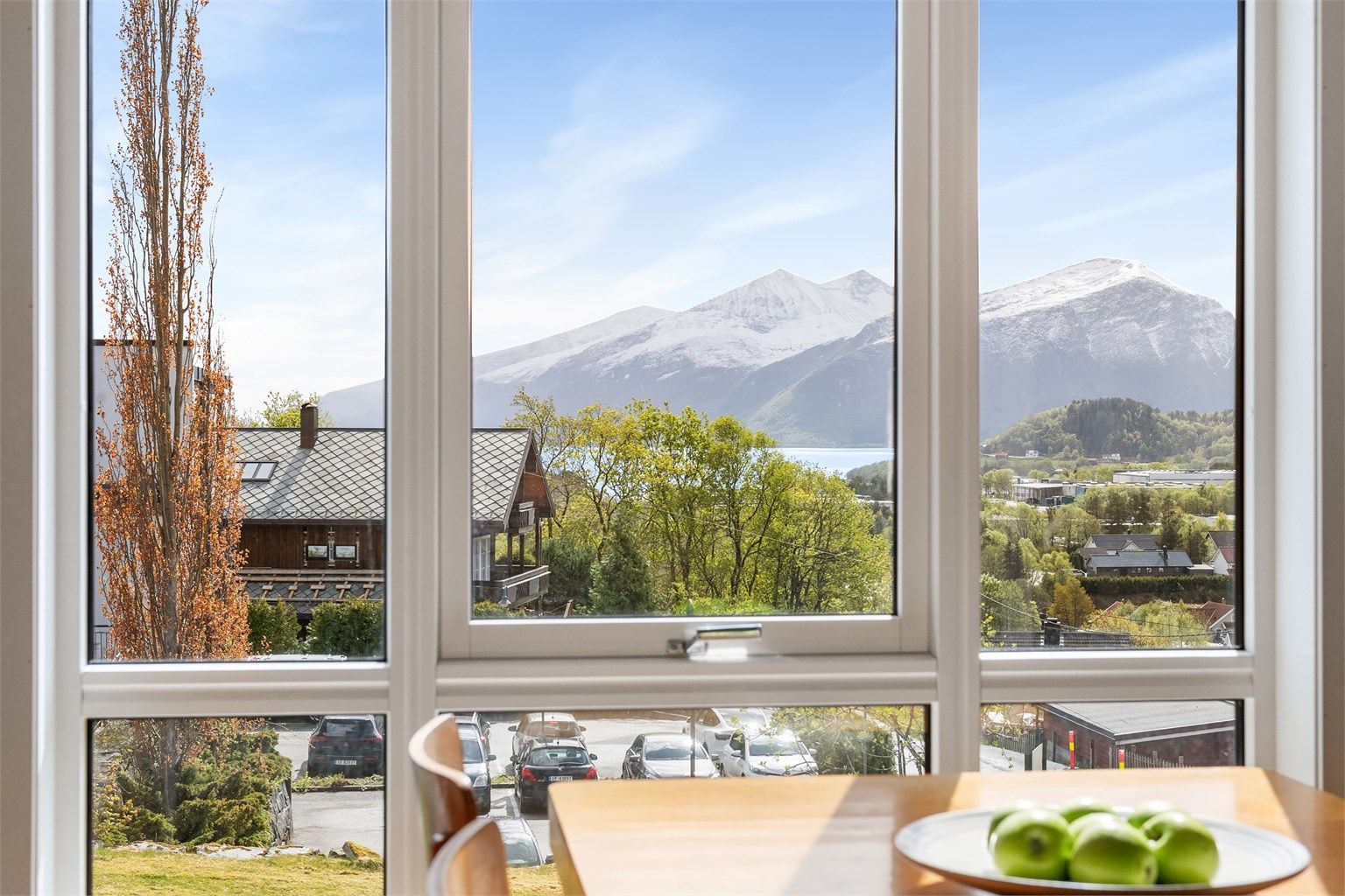 Store vindusflater i stuen slipper inn rikelig med dagslys og rammer inn utsikten.