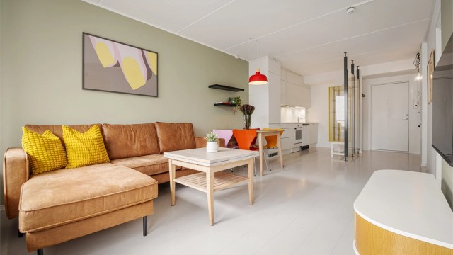 Stuen har plass til både sofagruppe og spisebord og ligger i åpen løsning til kjøkkenet.