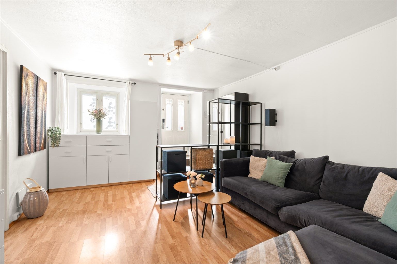 Dette er en unik og romslig 2-roms sokkelleilighet i populært og idyllisk område!