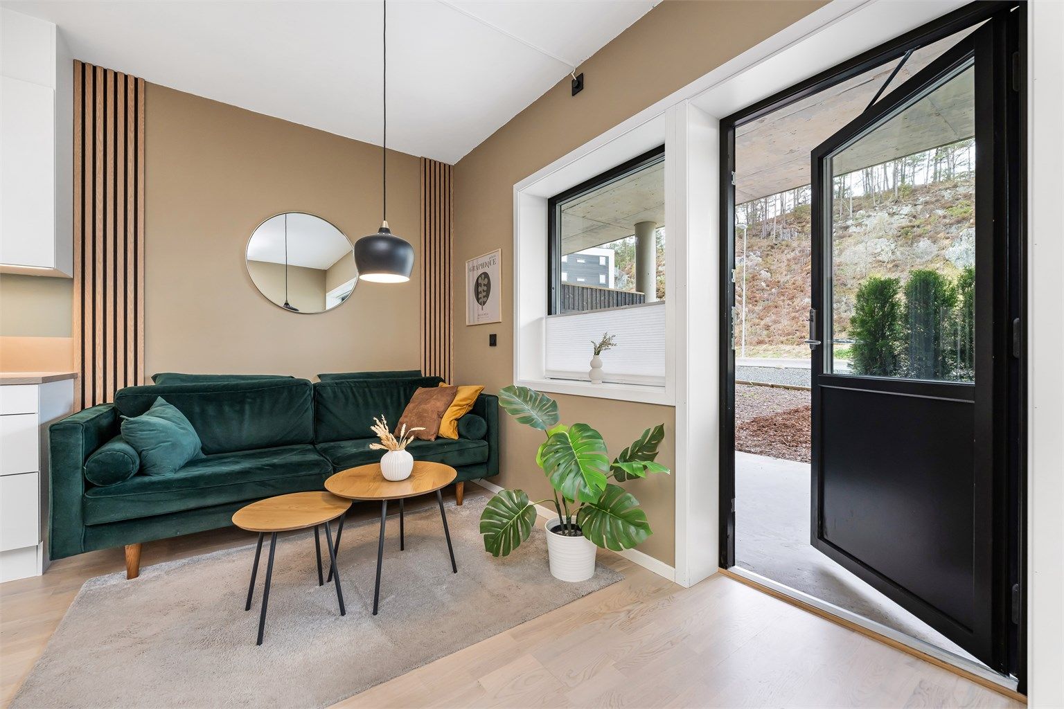 Fra stuen er det utgang til stor terrasse