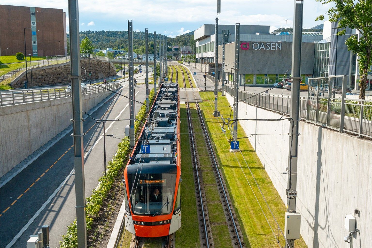 En kort kjøretur unna ligger Oasen senter med bybane, butikker og servicetilbud.