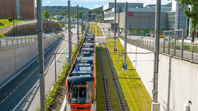 En kort kjøretur unna ligger Oasen senter med bybane, butikker og servicetilbud.