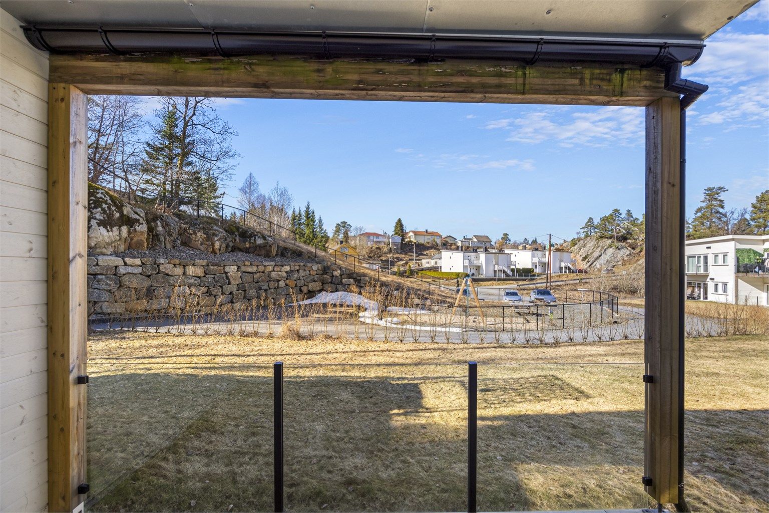 Uteområdet er flott opparbeidet med hekker som snart blomstrer, murer, lekeplass og p-plass felles med de andre leilighetene på veien inn.