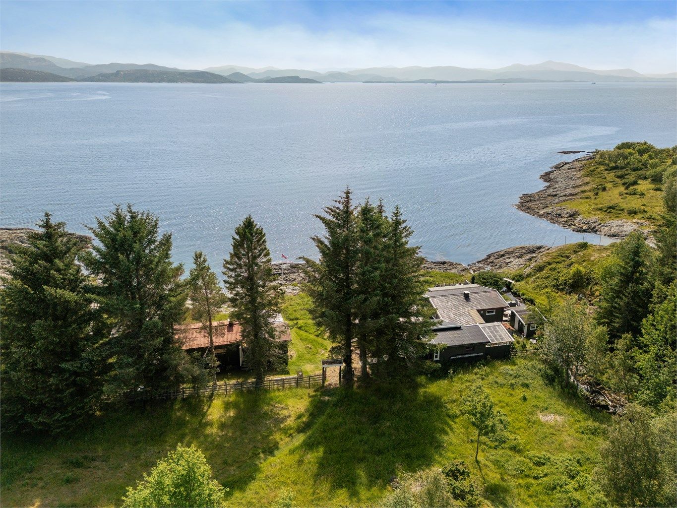 Eiendommen har en særdeles idyllisk og flott beliggenhet i Sandstad, som er et tettsted i Hitra, ca. 1 time og 40 minutter med bil fra Trondheim.