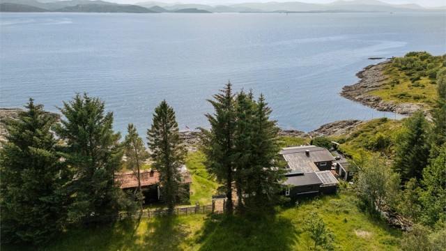 Eiendommen har en særdeles idyllisk og flott beliggenhet i Sandstad, som er et tettsted i Hitra, ca. 1 time og 40 minutter med bil fra Trondheim.