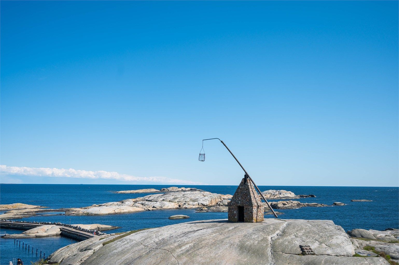 Verdens Ende finner du helt på sydspissen av øya. Fra svabergene er det utsikt mot havnet og den ytterste delen av skjærgården