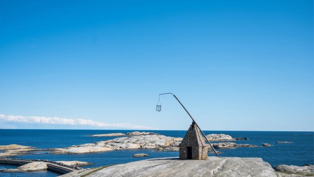 Verdens Ende finner du helt på sydspissen av øya. Fra svabergene er det utsikt mot havnet og den ytterste delen av skjærgården