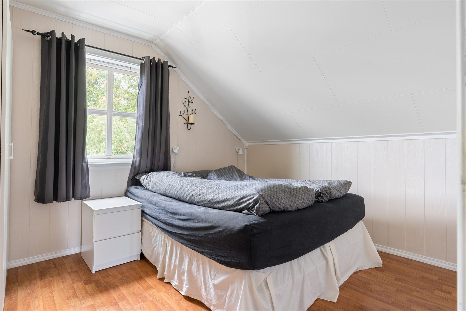 Soverommet på loftet er på 12 kvm og har gode møbleringsmuligheter.