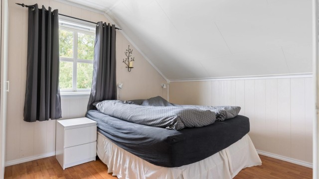 Soverommet på loftet er på 12 kvm og har gode møbleringsmuligheter.