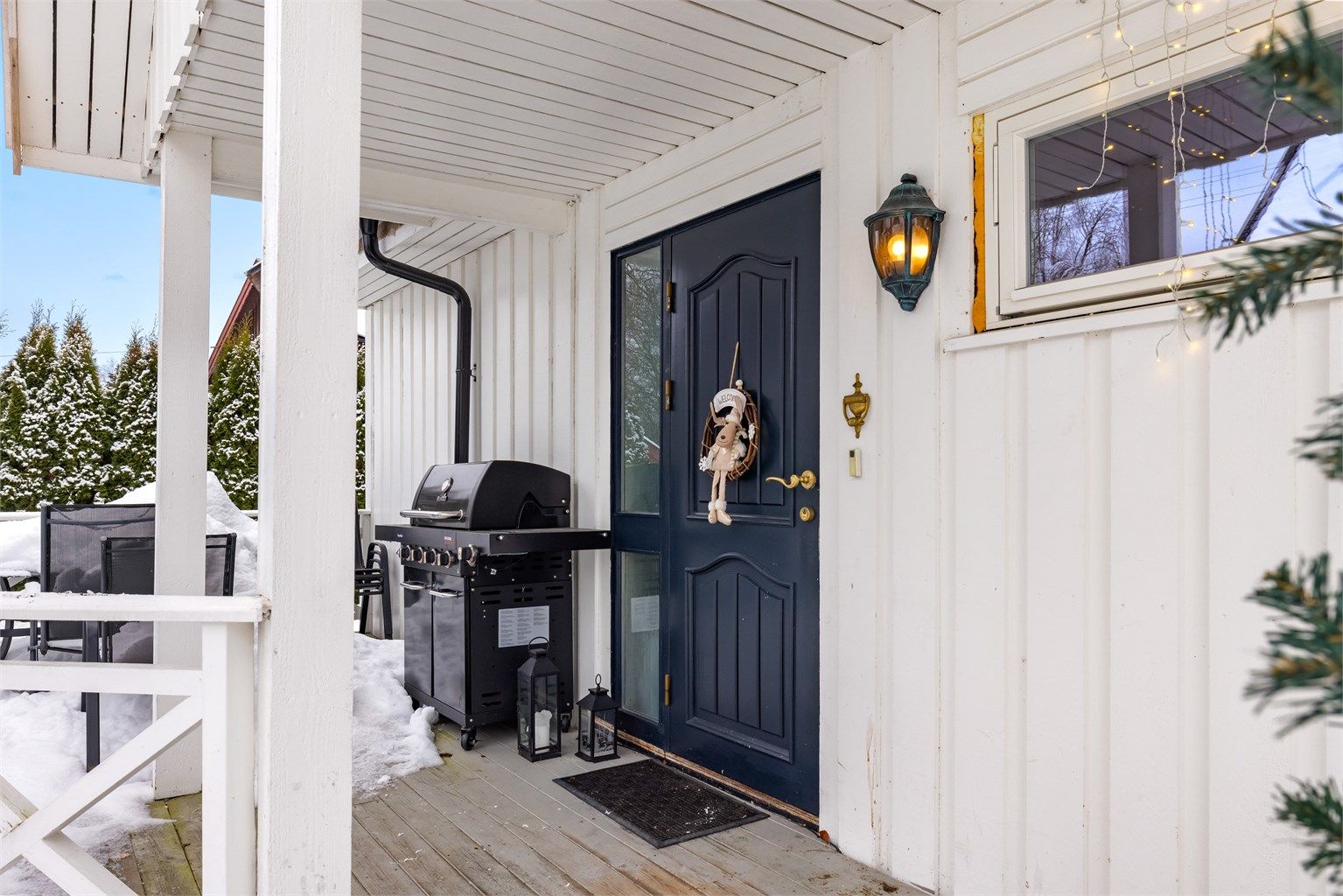 Overbygget inngangsparti.