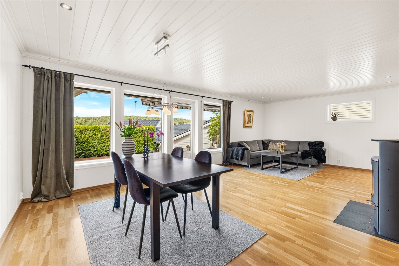 Åpen kjøkken- og stueløsning med sofaområde samt spiseplass