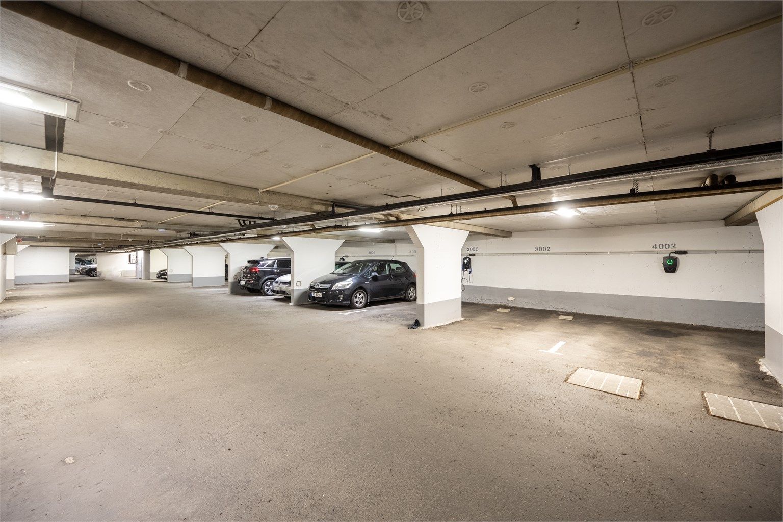 Fast parkeringsplass med el-billader i felles oppvarmet garasjeanlegg. Plassen er merket 5007 og er ikke avbildet på dette bildet.