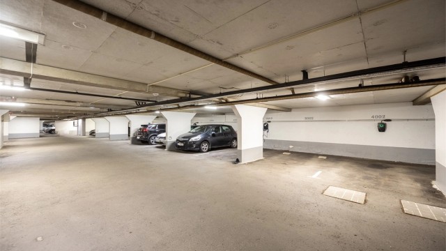 Fast parkeringsplass med el-billader i felles oppvarmet garasjeanlegg. Plassen er merket 5007 og er ikke avbildet på dette bildet.