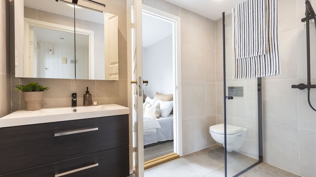 Badet i 1. etasje er av nyere standard. Adgang fra både soverommet samt hallen. Iht til ombyggningstegninger 09.10.2000 er WC omgjort til fullverdig bad med adgang til soverom.