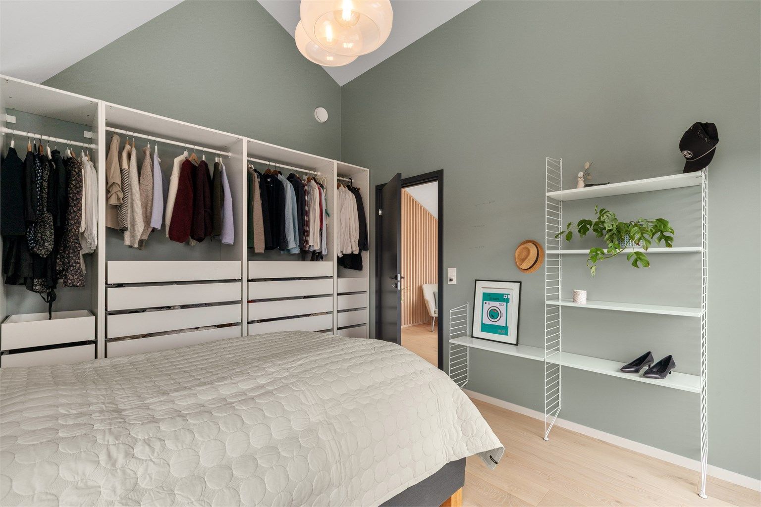 Herlig takhøyde. Garderobeskap medfølger