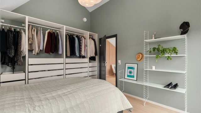 Herlig takhøyde. Garderobeskap medfølger