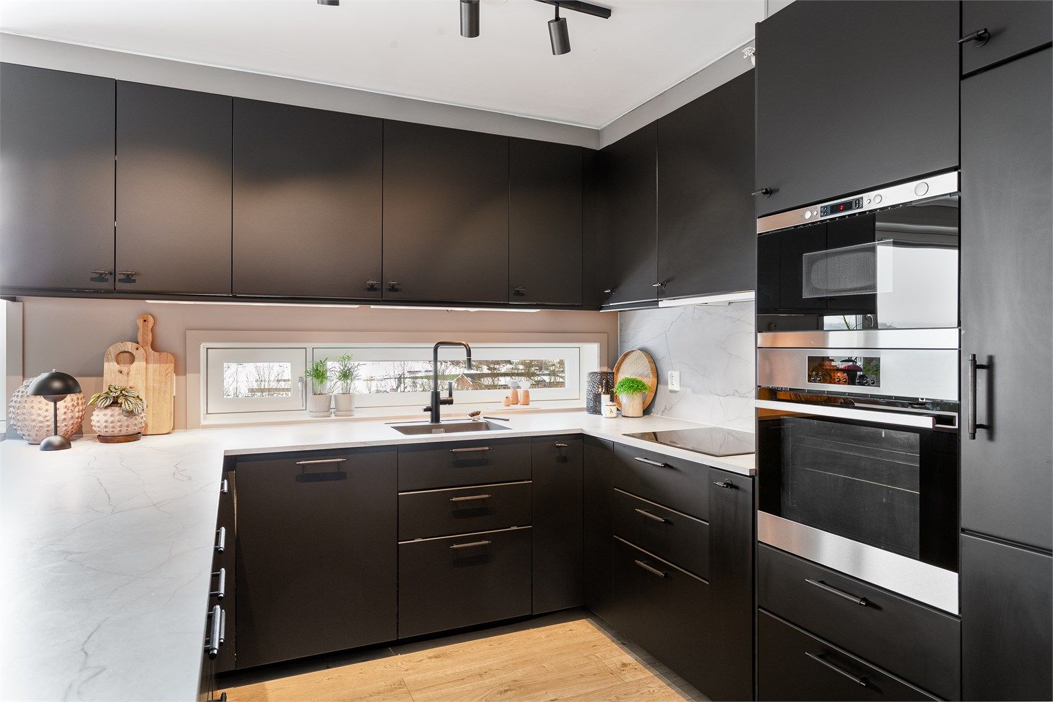  Integrert stekeovn, platetopp, oppvaskmaskin, mikrobølgeovn og kjøleskap som medfølger eiendommen. 