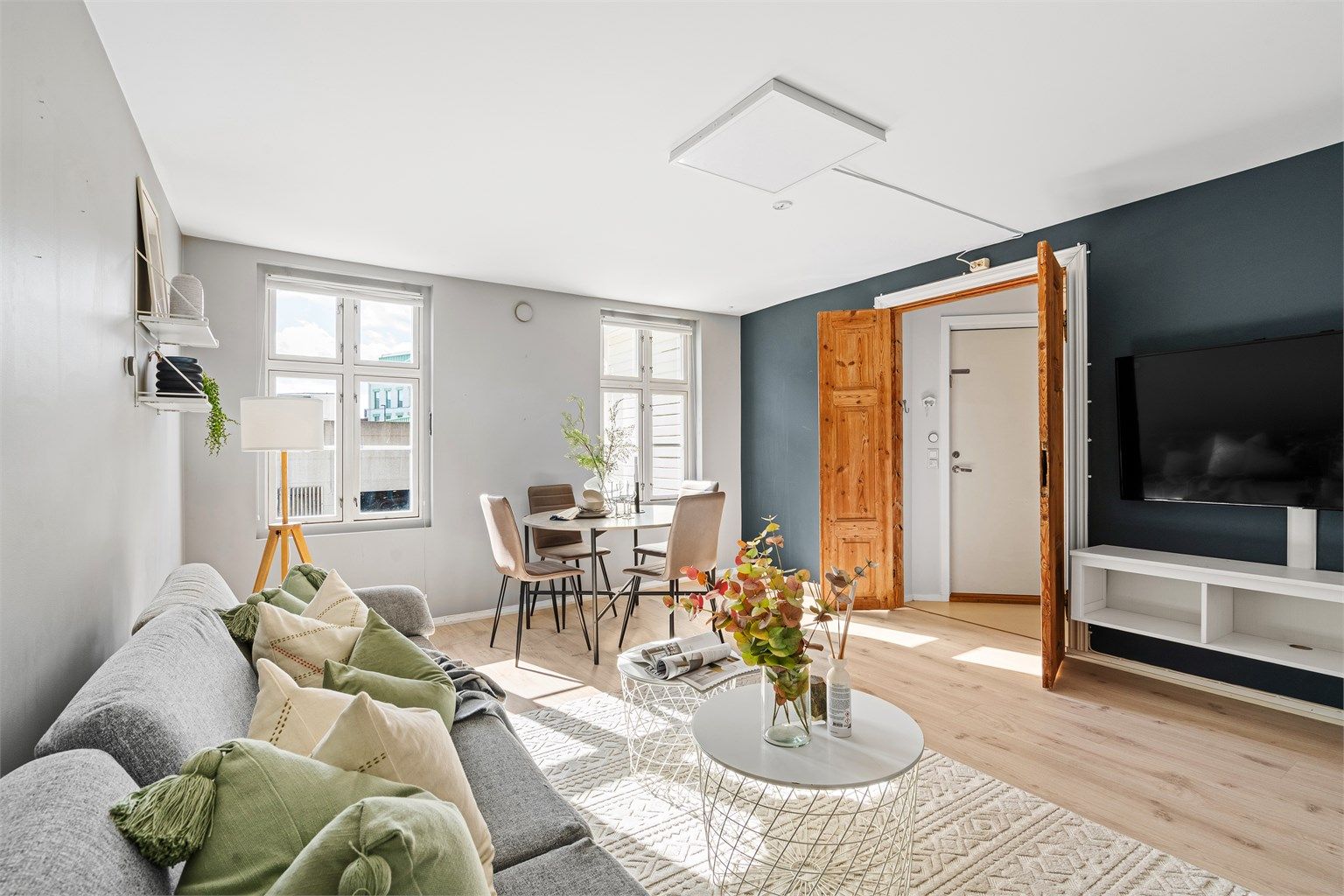 Kvitsøygata 18C, er en sjarmerende og fin 3- roms selveierleilighet beliggende i et ærverdig og fint trebygg, med et fint fellesområdet og markterrasse på baksiden av bygget. 