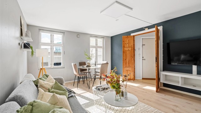 Kvitsøygata 18C, er en sjarmerende og fin 3- roms selveierleilighet beliggende i et ærverdig og fint trebygg, med et fint fellesområdet og markterrasse på baksiden av bygget.