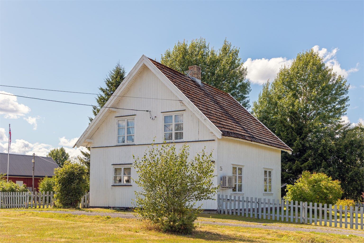 Taket er tekket med takstein og takplater, lagt rundt 1960.