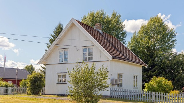 Taket er tekket med takstein og takplater, lagt rundt 1960.