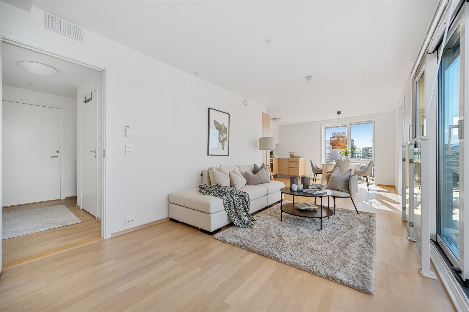 Åpen og lys 2-roms i 5.etg m/store vindusflater fra tak til gulv, fransk balkong, parkering i garasje. Heis. like v/Tou scene.