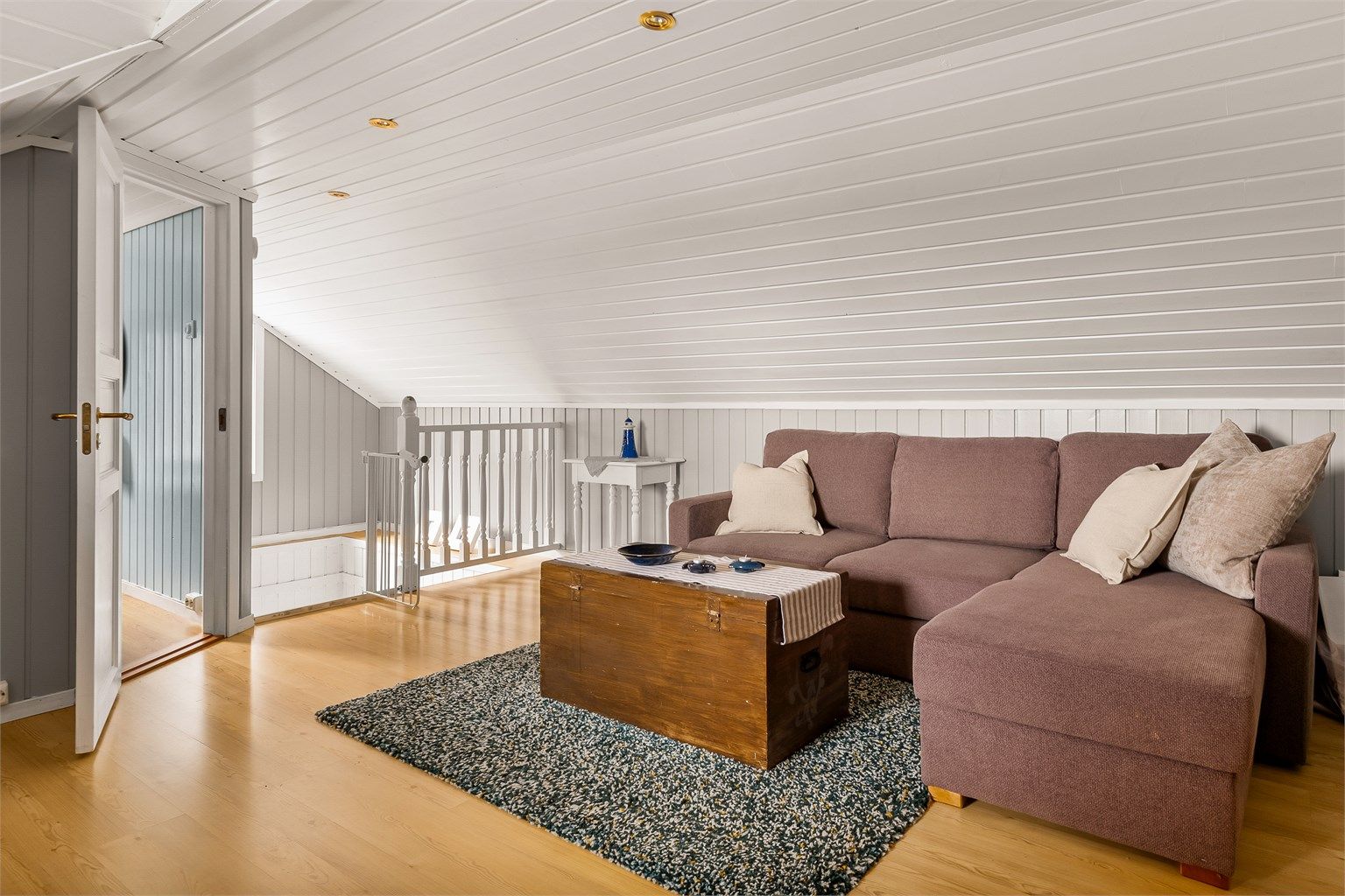 2. etasje rommer  to soverom og loftstue med utgang til veranda.