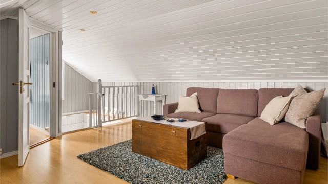 2. etasje rommer to soverom og loftstue med utgang til veranda.