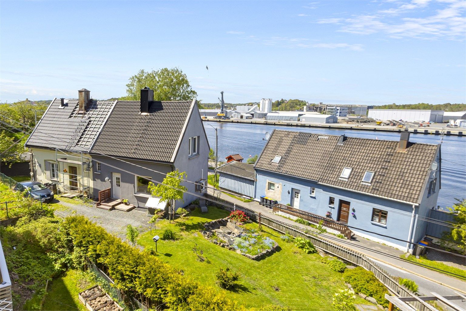Eiendommen ligger like ved vannet og med busstopp rett i nærheten. 