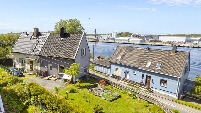 Eiendommen ligger like ved vannet og med busstopp rett i nærheten.