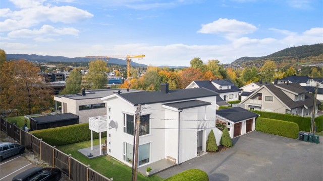 Meget barnevennlig område med ca. 1 km til flott ny barneskole med svømmehall og nyere idrettsanlegg