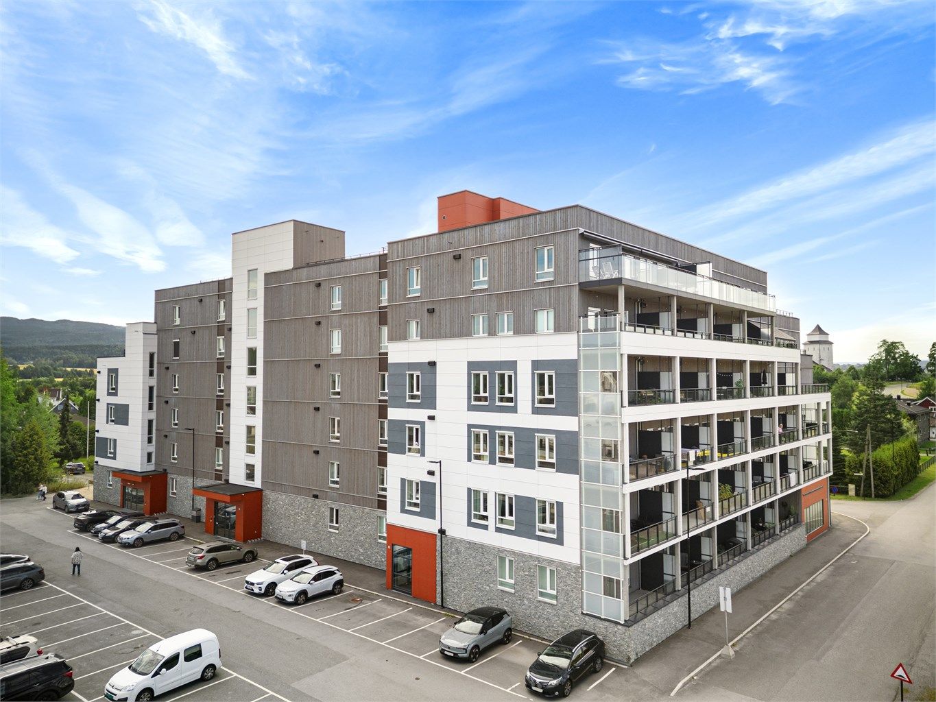 Felles sykkelparkering i sykkelstativer i garasjekjeller