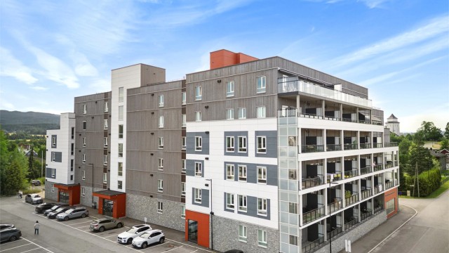 Felles sykkelparkering i sykkelstativer i garasjekjeller