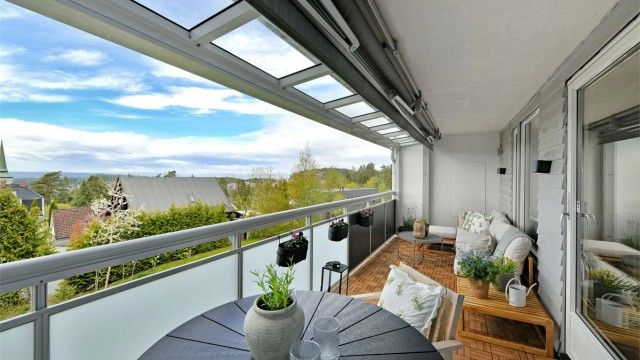 Sebastian Håbesland v/Krogsveen presenterer Søndre Skrenten 3C - flott beliggende 4-roms selveier - vestvendt balkong med panoramautsikt - garasje - kort gangavstand til sentrum