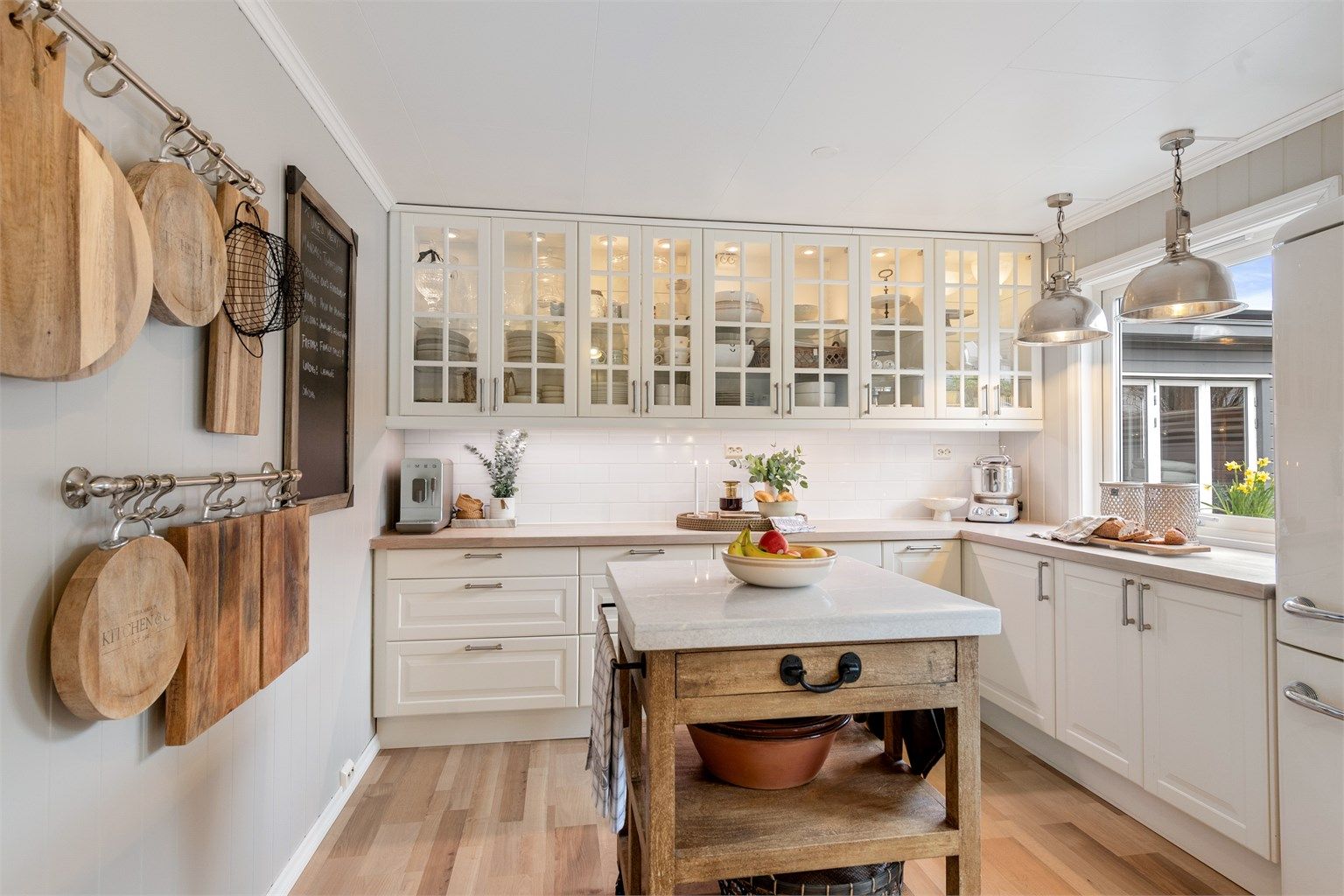 IKEA-kjøkkeninnredning fra 2006/2012 med profilerte fronter og vitrineskap med belysning