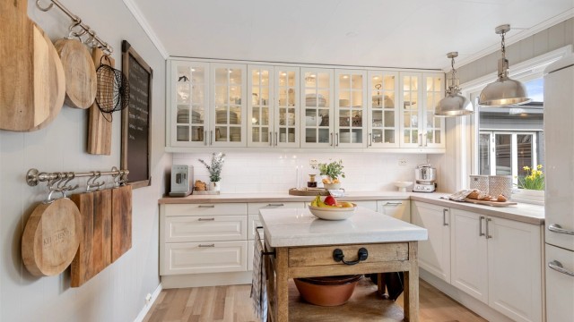 IKEA-kjøkkeninnredning fra 2006/2012 med profilerte fronter og vitrineskap med belysning