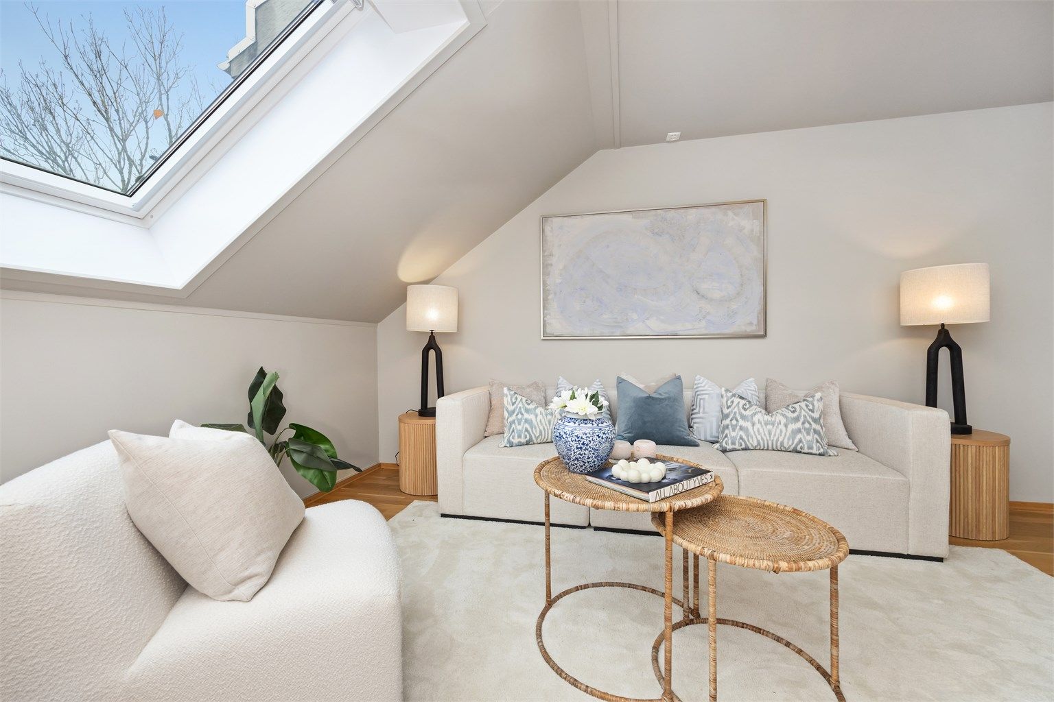 Her kan man ha sofa, salongbord og TV-seksjon.