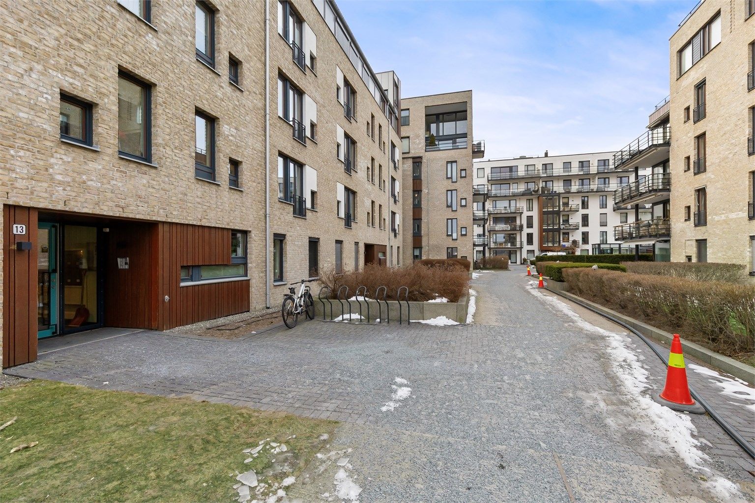 Sykkelparkering er tilgjengelig rett ved inngangspartiet.