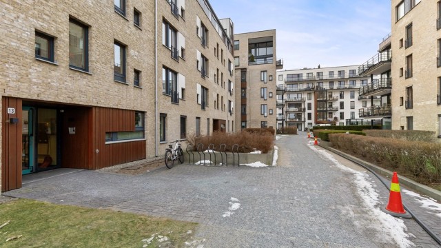 Sykkelparkering er tilgjengelig rett ved inngangspartiet.