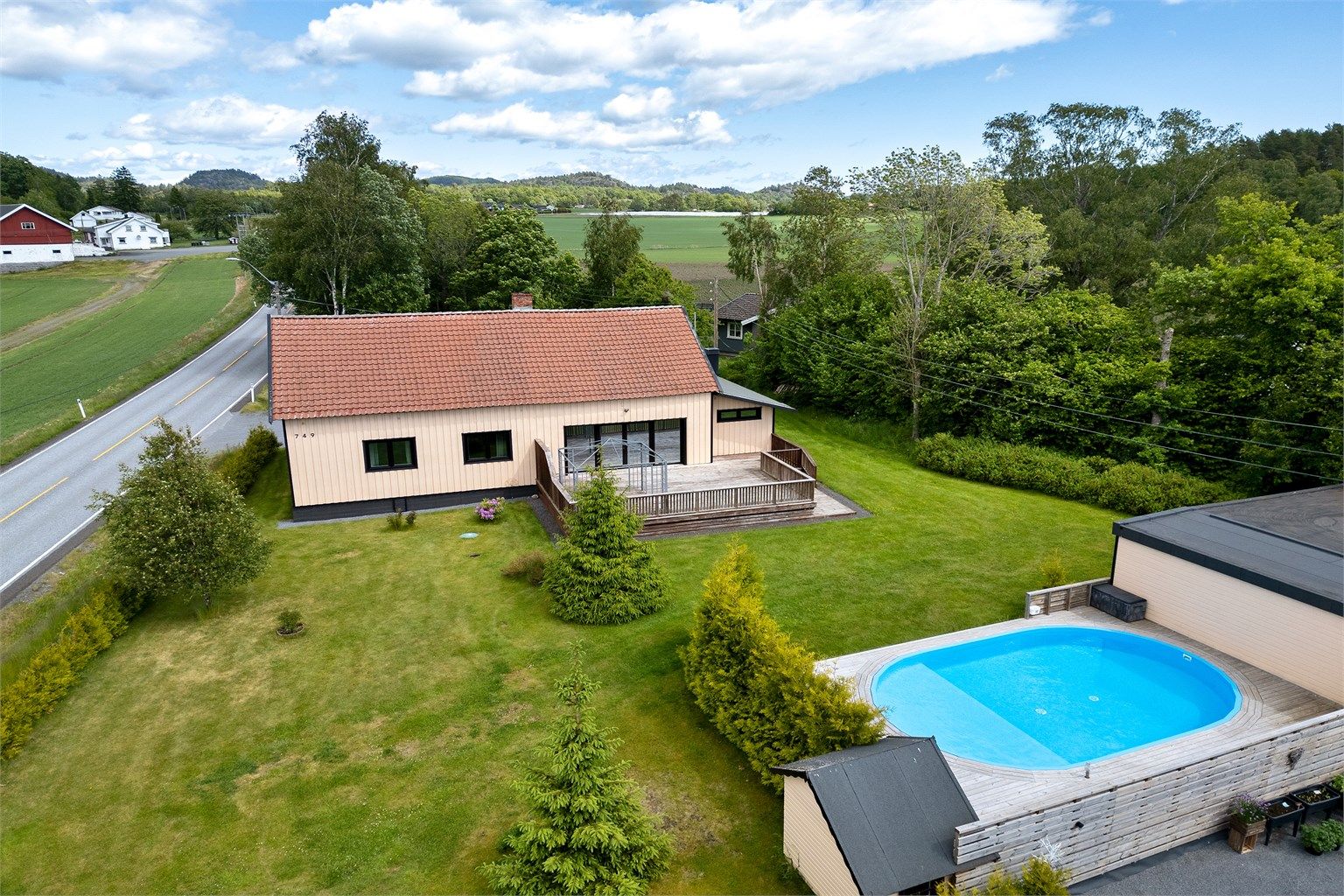 Eiendommen var tidligere et menighetshus, men er nå en godkjent enebolig. Garasjen og svømmebassenger er ikke byggesøkt hos kommunen. Fotograf Diakrit v/ Christian Thorsbye