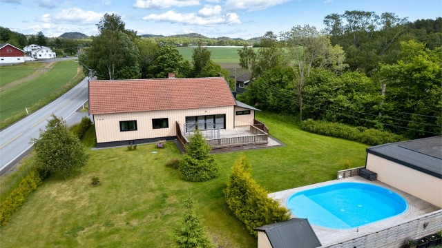 Eiendommen var tidligere et menighetshus, men er nå en godkjent enebolig. Garasjen og svømmebassenger er ikke byggesøkt hos kommunen. Fotograf Diakrit v/ Christian Thorsbye