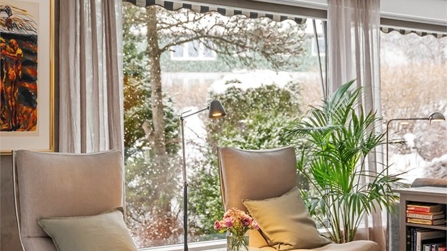 En hyggelig lesekrok ved vinduet med utsikt mot hagen.