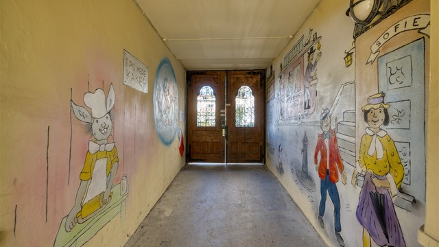 Det dekorerte portrommet ønsker deg velkommen inn i «Egnergården».