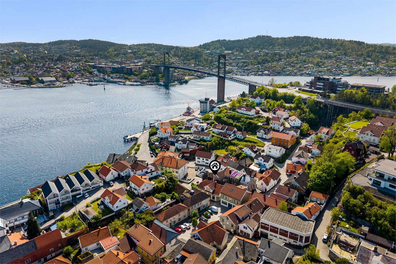 Eiendommen ligger midt i bykjernen med adkomst fra Øvre torg.