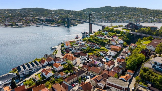Eiendommen ligger midt i bykjernen med adkomst fra Øvre torg.