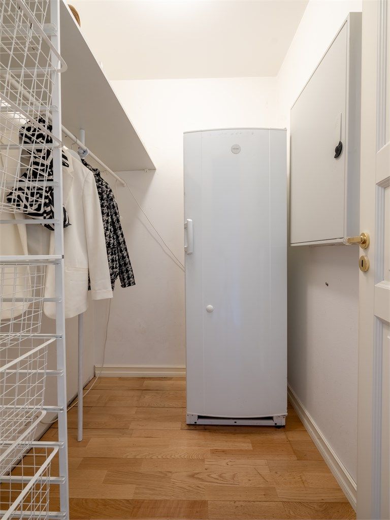 Innvendig bod og vaskerom ligger i tilknytning til entréen.