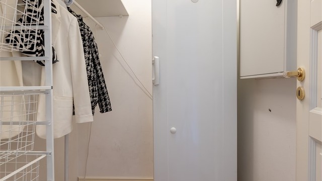 Innvendig bod og vaskerom ligger i tilknytning til entréen.