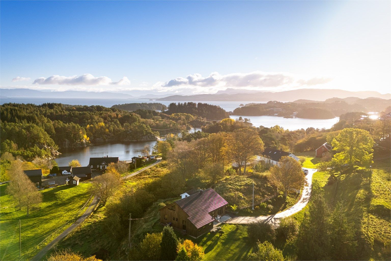 Ideell og idyllisk beliggenhet med landlige og rolige omgivelser. 