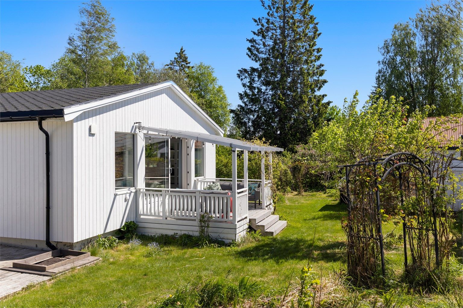 I hagen er det pallekasser for dyrking av grønnsaker og urter