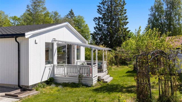 I hagen er det pallekasser for dyrking av grønnsaker og urter